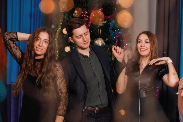 Grupo Amigos Felizes Dançando Perto Árvore Natal Mulheres Riem Alegram — Fotografia de Stock