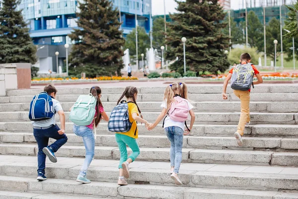 Kinder Bunten Klamotten Mit Rucksäcken Laufen Die Treppe Zur Schule — Stockfoto