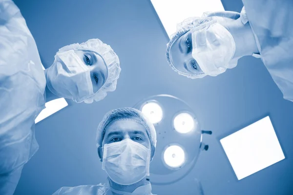 Sebészek Nővér Lenéznek Betegre Műtét Előtt — Stock Fotó