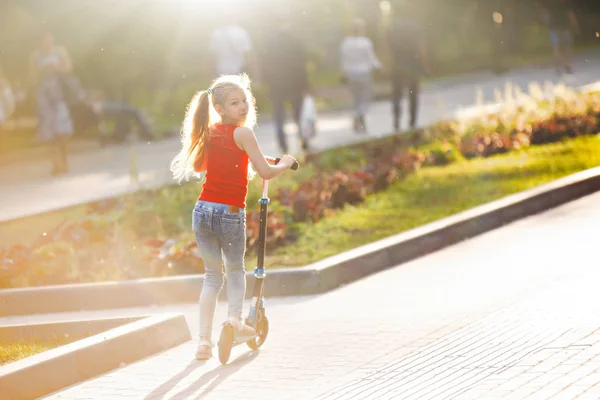 Tiener Meisje Rijdt Een Scooter Stoep Zomer Een Stadspark Rood — Stockfoto