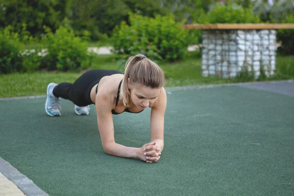 Allenamento Modello Fitness Femminile All Aperto Una Calda Giornata Autunnale — Foto Stock