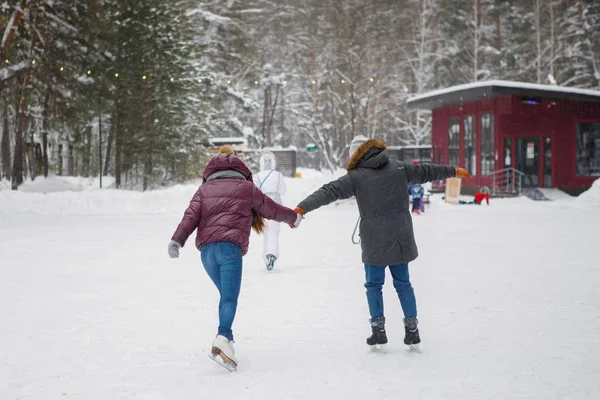 Casal Homem Mulher Pista Patinação Gelo Inverno Visão Traseira — Fotografia de Stock