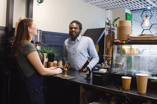 Afrikansk Man Med Skägg Köper Kopp Kaffe Vid Bardisk Ett — Stockfoto