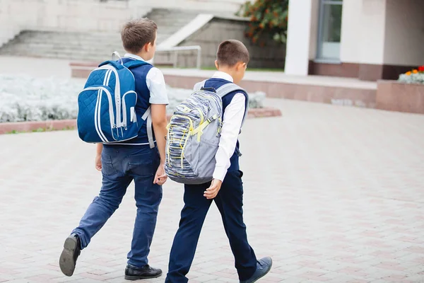 Los Niños Con Mochilas Van Escuela — Foto de Stock