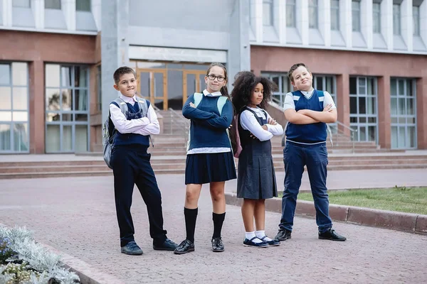 Před Školou Stojí Čtyři Teenageři Uniformě Pózují Před Kamerou — Stock fotografie