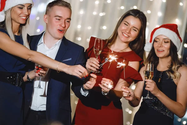 Een Groep Mensen Staat Met Een Glas Champagne Sterretjes Een — Stockfoto