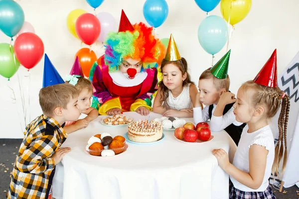 Bambini Giocano Divertono Con Clown Una Festa Compleanno — Foto Stock