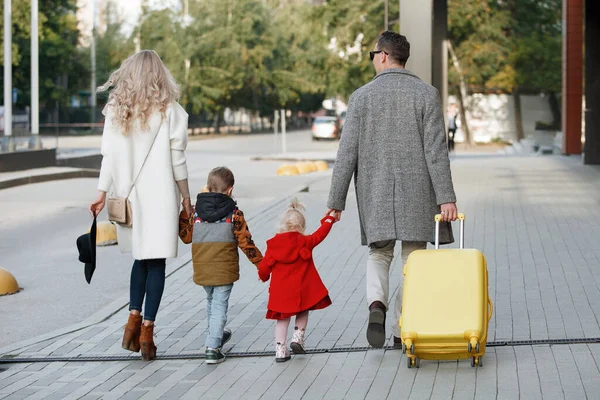 Família Turistas Pai Mãe Filha Filho Com Uma Mala Amarela — Fotografia de Stock