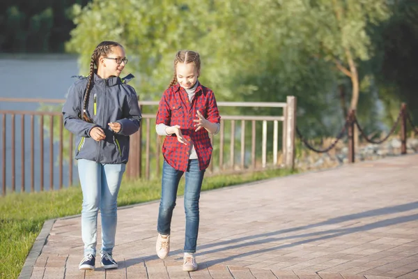 Dos Adolescentes Pasan Algún Tiempo Aire Libre — Foto de Stock