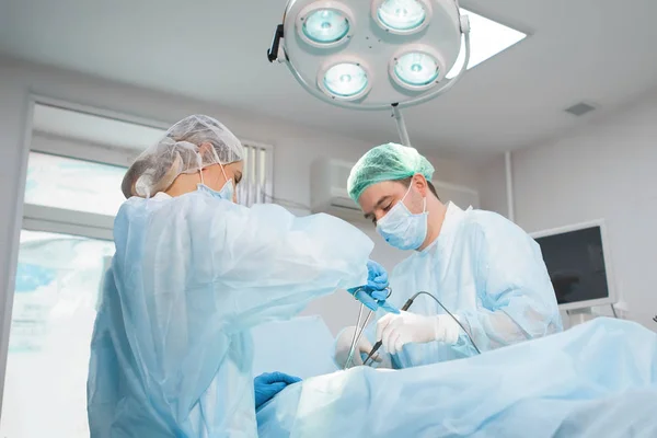 Equipo Cirujanos Enfermeras Durante Cirugía Quirófano — Foto de Stock