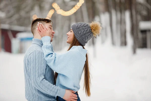 Couple Adorant Embrasser Dans Parc Hiver Extérieur Vêtements Chauds Chapeaux — Photo