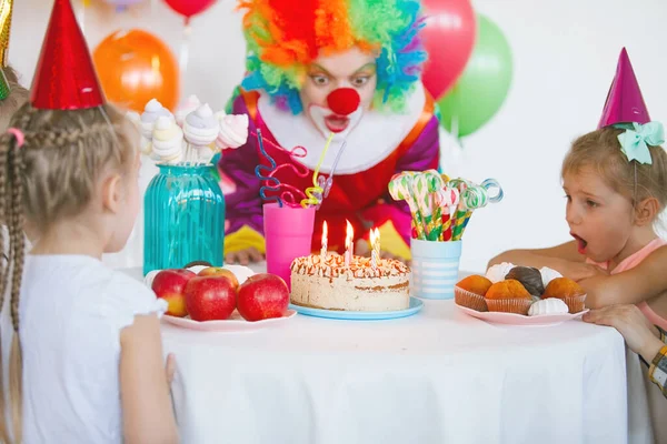 Bambini Giocano Divertono Con Clown Una Festa Compleanno — Foto Stock