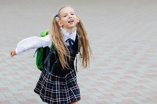 Menina Loira Com Rabo Cavalo Correndo Para Fora Escola Dia — Fotografia de Stock