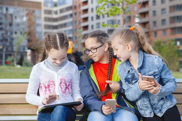 Trois Adolescentes Munies Téléphone Intelligent Assoient Sur Banc Dans Parc — Photo