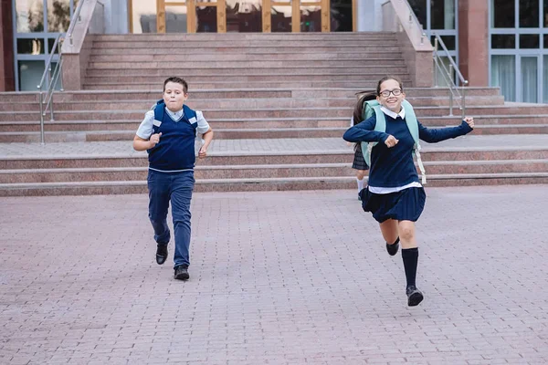 Uczniowie Mundurach Wybiegają Szkoły Schodach — Zdjęcie stockowe