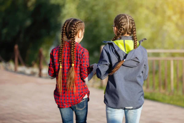 Duas Meninas Adolescentes Passam Algum Tempo Livre — Fotografia de Stock