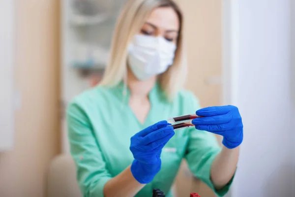 Bluttest Eine Krankenschwester Medizinischer Uniform Hält Reagenzgläser — Stockfoto