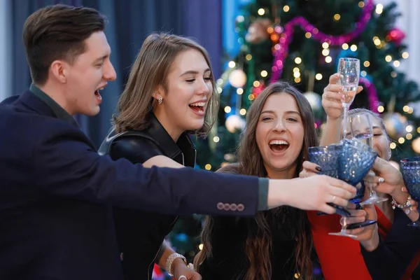 Fröhliche Gesellschaft Von Freunden Feiert Weihnachten Oder Neujahr Einem Tisch — Stockfoto