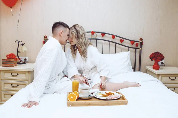 Amantes Hombre Mujer Comen Cama Una Bandeja Café Naranjas Pareja — Foto de Stock