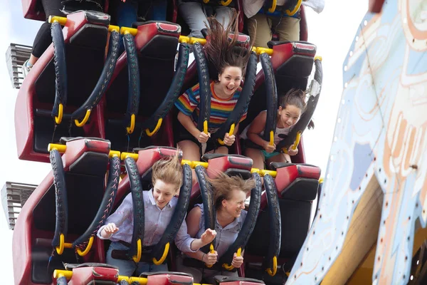 Rusya, Chelyabinsk-Jule.3.2019. Bir grup insan parkta lunapark treninde salıncakta sallanıyor. Duygusal patlama, düşme korkusu, yüksek hızda şok..