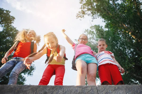 Des Adolescents Bien Habillés Tiennent Dans Groupe Dans Parc Ville — Photo