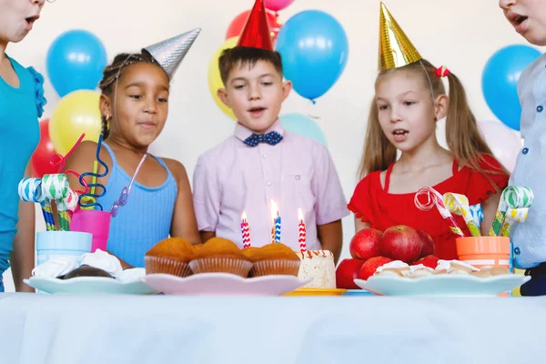 Crianças Uma Celebração Aniversário Com Bolas Bonés Doces Risos — Fotografia de Stock