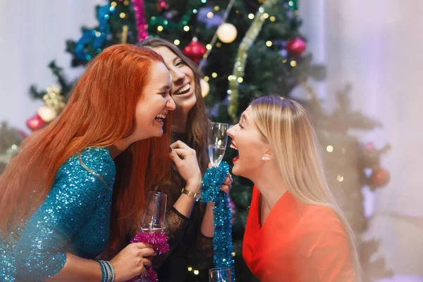 三个女朋友在圣诞树旁庆祝圣诞节和新年 女人又笑又笑 — 图库照片