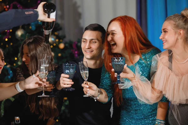 Grupo Amigos Felizes Comemorando Natal Ano Novo Homem Derrama Champanhe — Fotografia de Stock