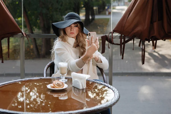 Πορτρέτο Μιας Ξανθιάς Κυρίας Μαύρο Καπέλο Ένα Τραπέζι Ένα Καφέ — Φωτογραφία Αρχείου