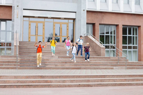Ομάδα Μαθητών Σακίδια Τρέχουν Πάνω Από Σχολείο Μετά Μάθημα — Φωτογραφία Αρχείου