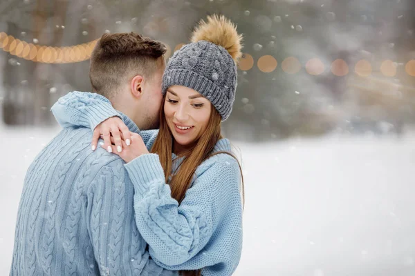 Pareja Cariñosa Abrazándose Parque Invierno Aire Libre Ropa Abrigada Sombreros — Foto de Stock