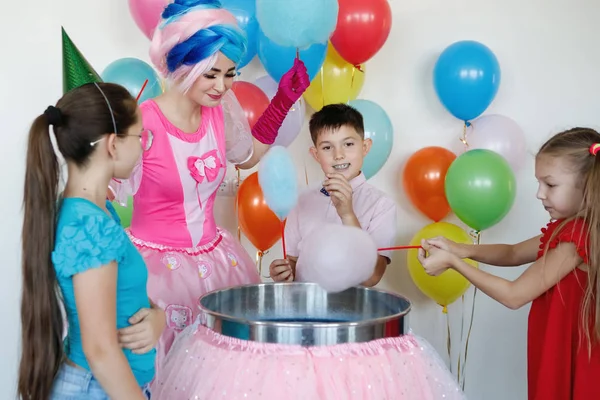 Grupo Crianças Adolescentes Com Algodão Doce Celebração Férias — Fotografia de Stock