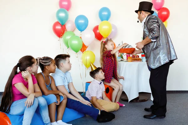 Una Festa Bambini Mago Illusionista Mostra Trucchi Gruppo Bambini Berretti — Foto Stock