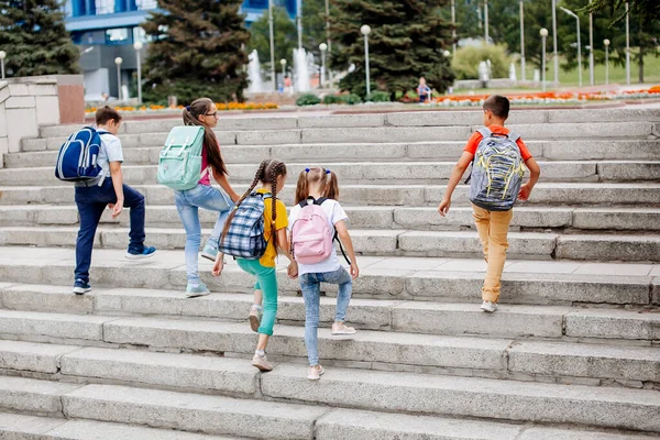 Los Niños Vestidos Colores Con Mochilas Están Subiendo Las Escaleras — Foto de Stock