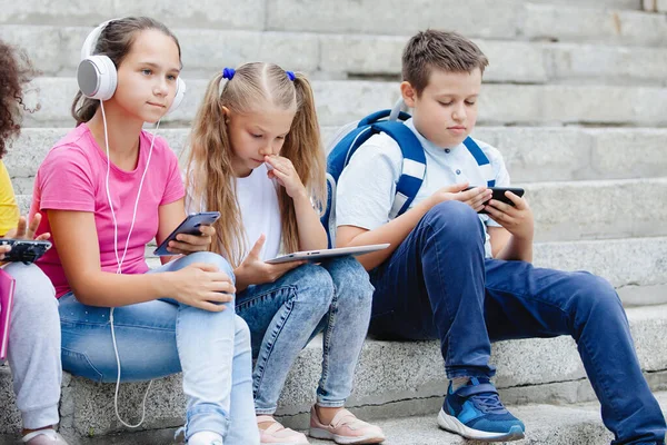 Grupo Escolares Diferentes Nacionalidades Roupas Coloridas Sentado Degraus Pedra Adolescentes — Fotografia de Stock