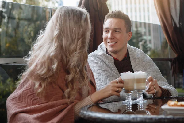 Due Amanti Uomo Una Donna Tavolo Bar Abbraccio Carezza Bevi — Foto Stock