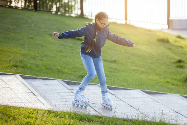 Menina Patins Sobe Escadas — Fotografia de Stock