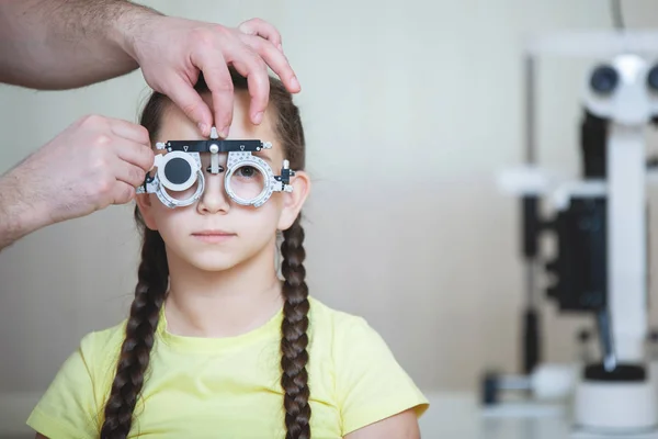 Examen Des Yeux Par Ophtalmologiste Cadre Lunettes Test Pour Une — Photo