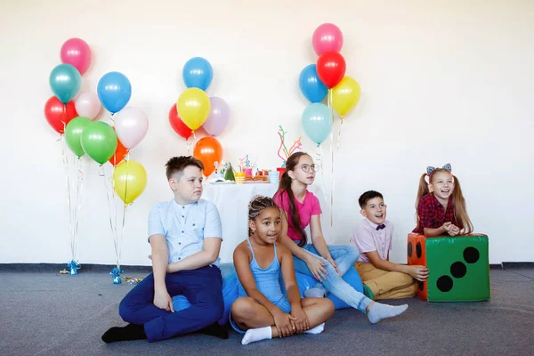 Niños Multitinacionales Una Celebración Cumpleaños Con Pelotas Gorras Dulces Risas — Foto de Stock