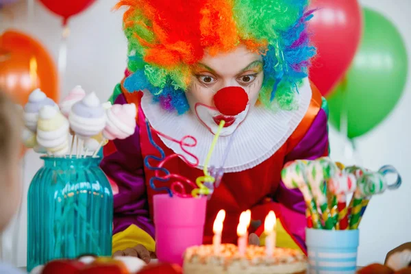 Barn Leker Och Har Kul Med Clown Födelsedagsfest — Stockfoto