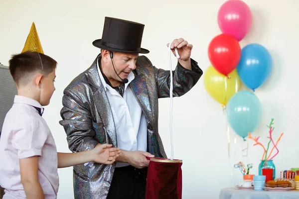 Children Party Magician Illusionist Shows Tricks Group Children Caps Balloons — Stock Photo, Image