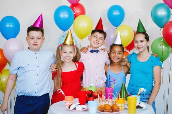 Barn Födelsedagsfest Med Bollar Mössor Godis Och Skratt — Stockfoto