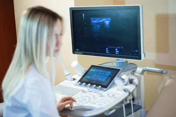 Vrouwelijke Arts Voert Een Echografie Studie Van Patiënt — Stockfoto