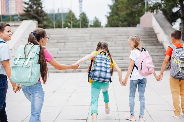 Los Niños Vestidos Colores Con Mochilas Están Subiendo Las Escaleras — Foto de Stock