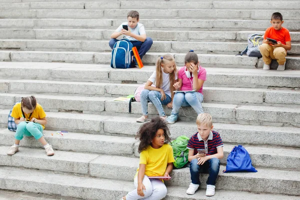 Grupo Escolares Diferentes Nacionalidades Roupas Coloridas Sentado Degraus Pedra Adolescentes — Fotografia de Stock