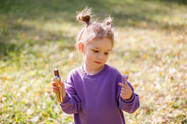 Petite Fille Costume Violet Mange Chocolat Dans Parc Ville Été — Photo