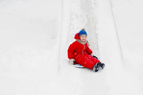 Jongen Glijdt Van Ijzige Heuvel Winter Russisch Plezier Heldere Rode — Stockfoto