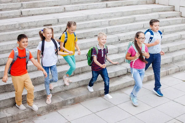 Crianças Adolescentes Roupas Coloridas Com Mochilas Estão Subindo Escadas Para — Fotografia de Stock