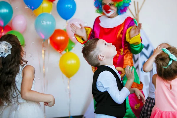 Bambini Giocano Divertono Con Clown Una Festa Compleanno — Foto Stock