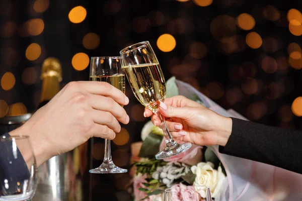 Dos Una Mesa Restaurante Para Una Cena Romántica Manos Sosteniendo — Foto de Stock